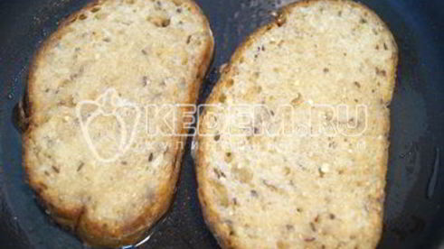 яичница с гренками и зеленью