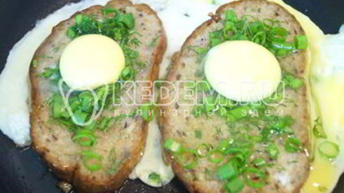 яичница с гренками и зеленью