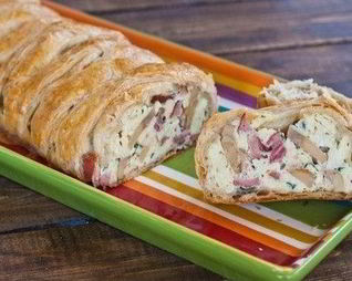 Яичница с грибами и колбасой в слоеном тесте