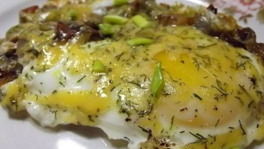 Рецепт яичницы с грибами и сырома