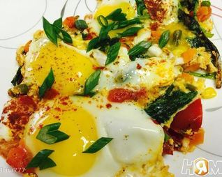 Яичница с овощами и капустой кале