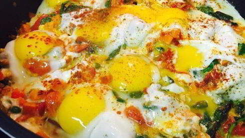 яичница с овощами и капустой кале