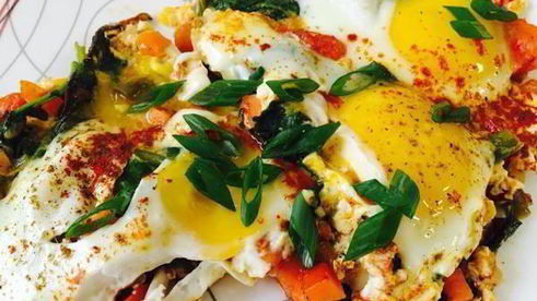 яичница с овощами и капустой кале