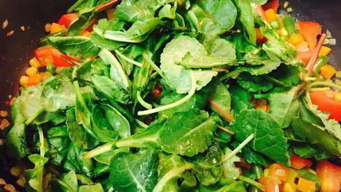 яичница с овощами и капустой кале