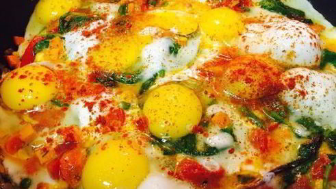 яичница с овощами и капустой кале