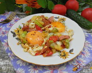 Яичница с овощами и колбасой
