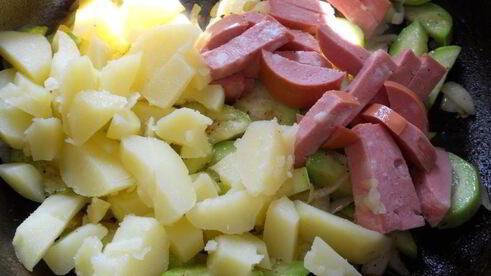 яичница с овощами и колбасой