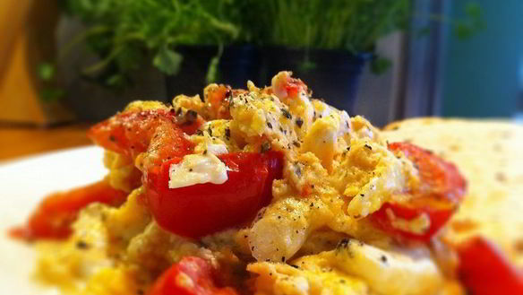 Рецепт Яичницы с помидорами и колбаской