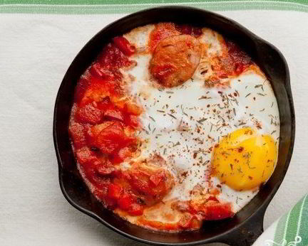 Яичница с помидорами и колбасой