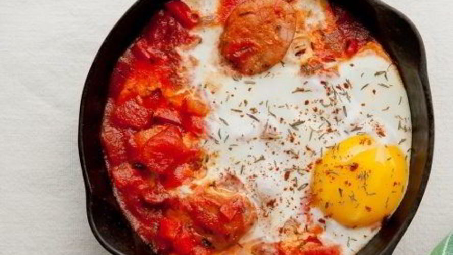 Рецепт яичницы с помидорами и колбасой