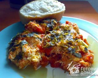 Яичница с помидорами и сыром