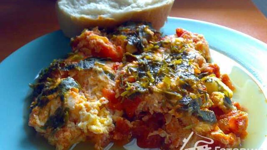 Рецепт яичницы с помидорами и сыром