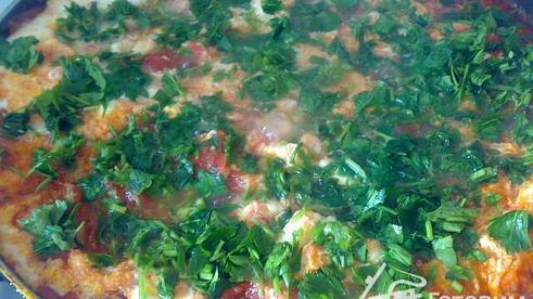 яичница с помидорами и сыром