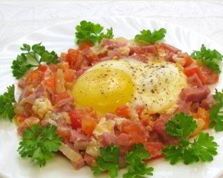 Яичница с помидорами и ветчиной