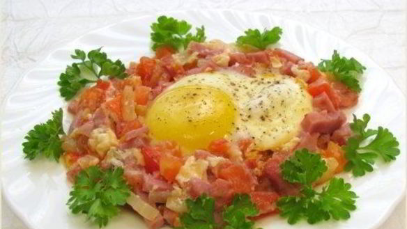 Рецепт Яичницы с помидорами и ветчиной