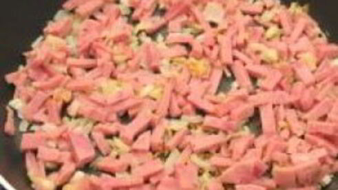 яичница с помидорами и ветчиной