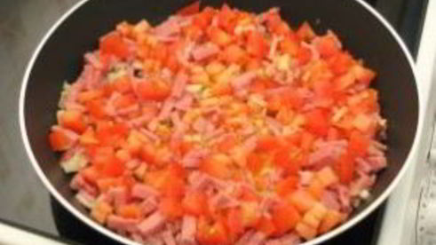 яичница с помидорами и ветчиной