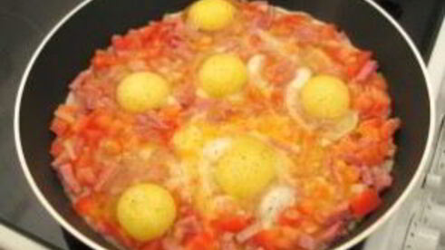яичница с помидорами и ветчиной