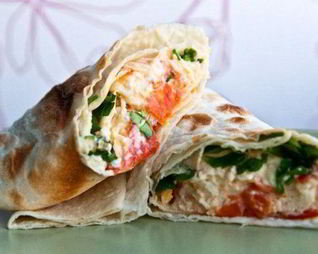 Яичница с помидорами в тонком лаваше