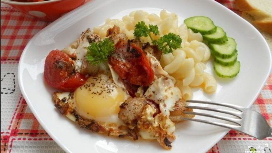 Рецепт яичницы с салом и помидорами