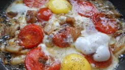яичница с салом и помидорами