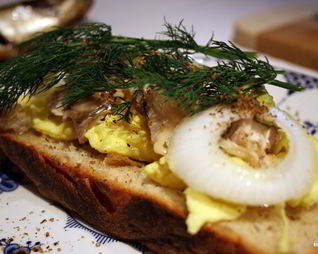 Яичница с селедкой