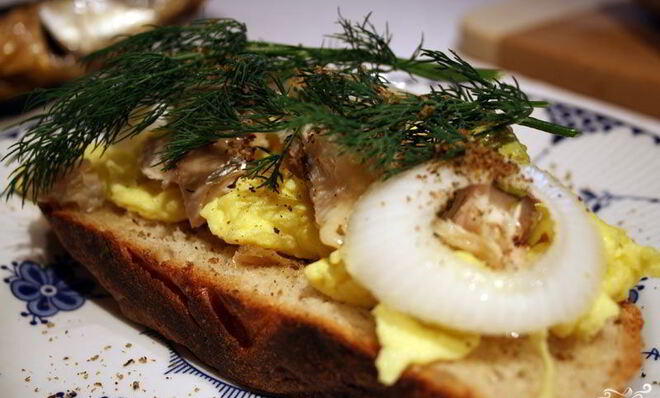 Яичница с селедкой