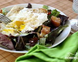 Яичница с тостами и салатом