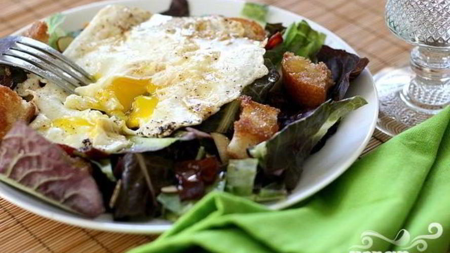 Рецепт яичницы с тостами и салатом
