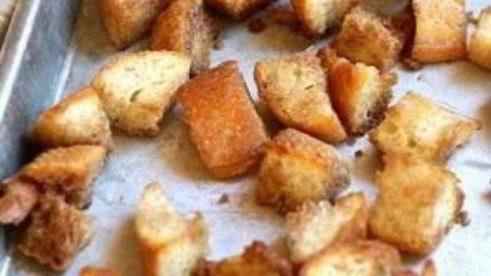 яичница с тостами и салатом