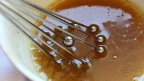 яичница с тостами и салатом