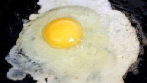 яичница с тостами и салатом