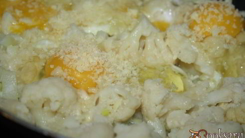яичница с цветной капустой и пармезаном