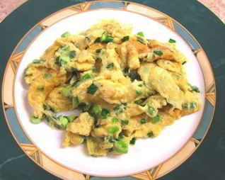 Яичница с зеленым луком на завтрак в субботу