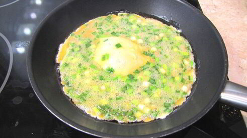 яичница с зеленым луком на завтрак в субботу
