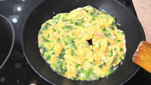 яичница с зеленым луком на завтрак в субботу