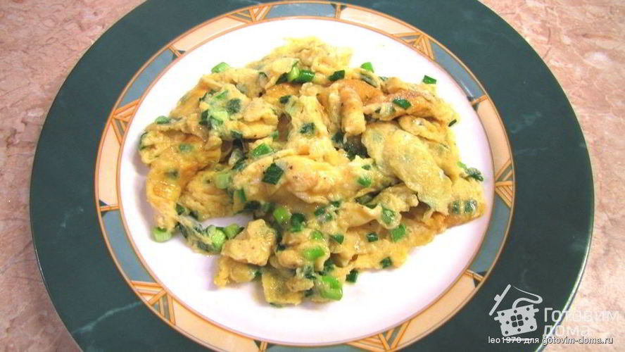 Рецепт яичницы с зеленыма лукома