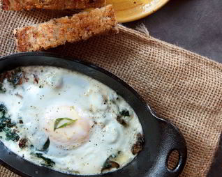 Яичница со шпинатом и грибами в духовке