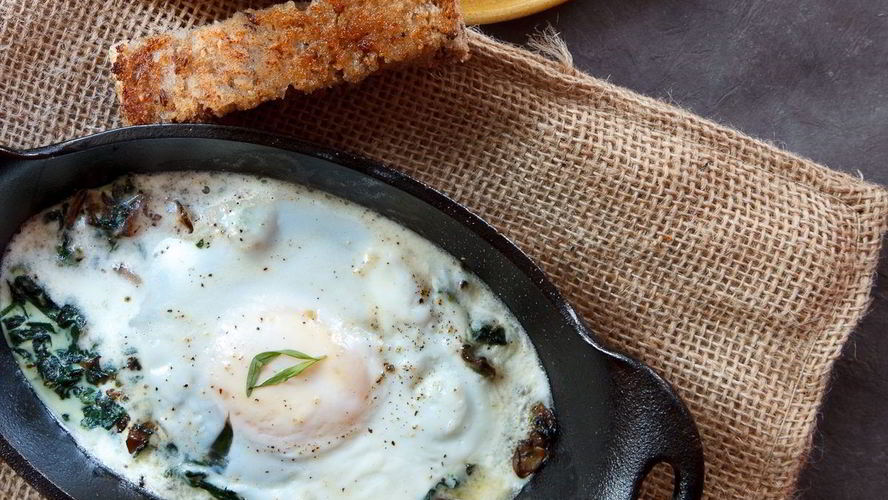 Рецепт яичницы со шпинатом и грибами в духовке