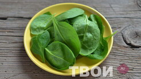 яичница со шпинатом и перцем