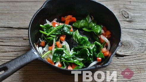 яичница со шпинатом и перцем