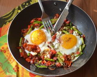 Яичница со спаржей и вялеными помидорами