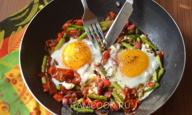 Яичница со спаржей и вялеными помидорами