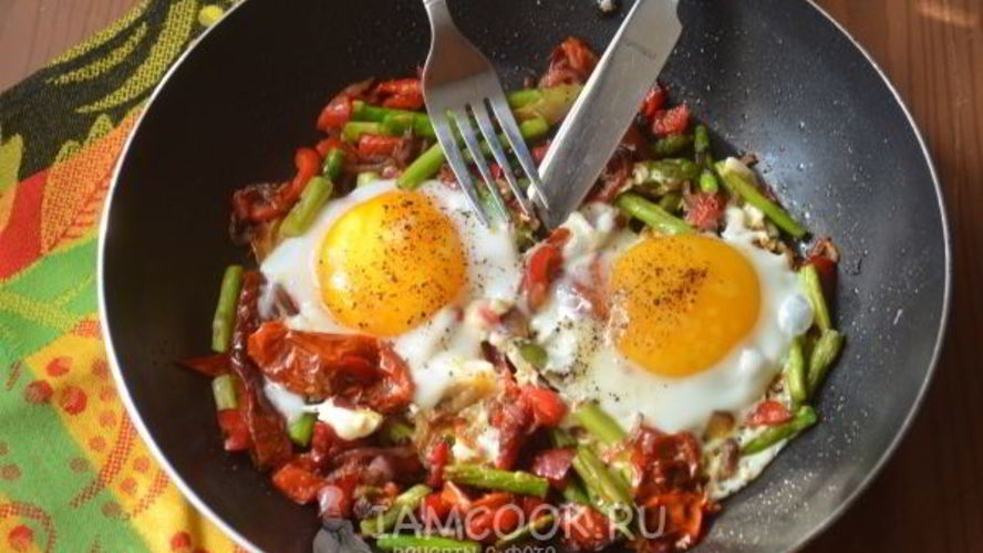 Рецепт яичницы со спаржей и вялеными помидорами