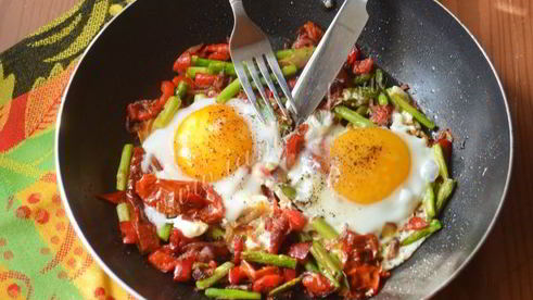 яичница со спаржей и вялеными помидорами