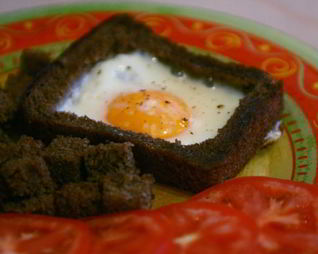 Яичница солнышко в рамочке с гренками