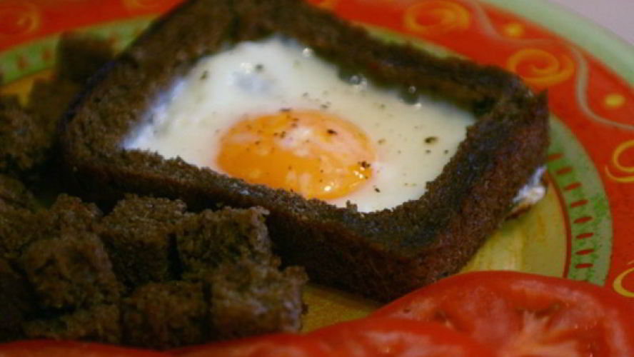 Рецепт яичницы солнышко в рамочке с гренками
