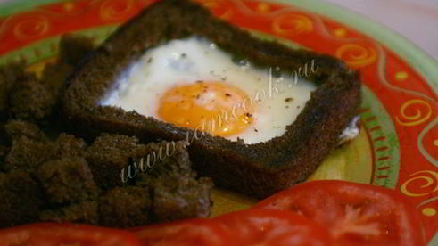 яичница солнышко в рамочке с гренками