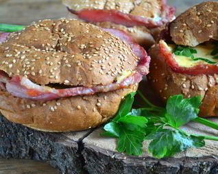 Яичница в булочке с ветчиной