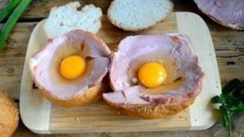 яичница в булочке с ветчиной